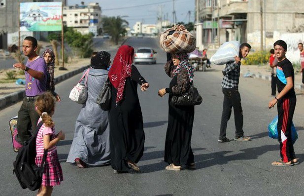 Palestinos huyen de sus casas para refugiarse en una escuela de Naciones Unidas en Gaza. Foto Ap