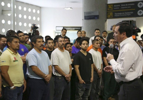 El secretario de Gobernación, Miguel Ángel Osorio Chong, al recibir a connacionales en el Aeropuerto Internacional de la ciudad de México. Foto La Jornada