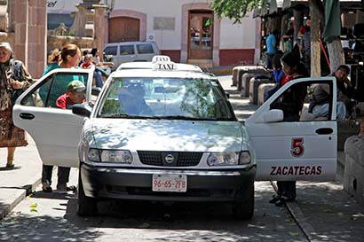 Debido a que se siguen registrando hechos delictivos se requiere entrar en otra modalidad de seguridad, afirman taxistas ■ foto: andrés sánchez