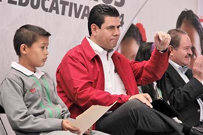 El mandatario estatal encabezó el acto protocolario ■ FOTO: ERNESTO MORENO