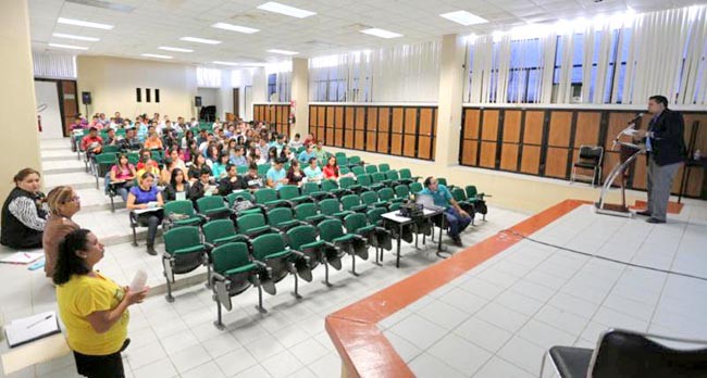 Alrededor de 300 alumnos asistieron a la plática, donde se les dio información para resguardar en caso de hostilidades o catástrofes ■ foto: La Jornada Zacatecas