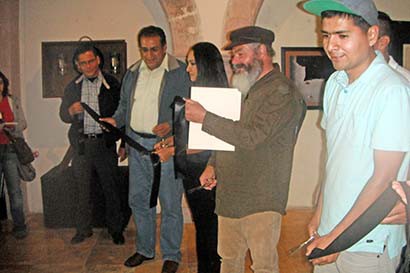Aspectos del corte de listón inaugural de la exposición colectiva ■ foto: La Jornada Zacatecas