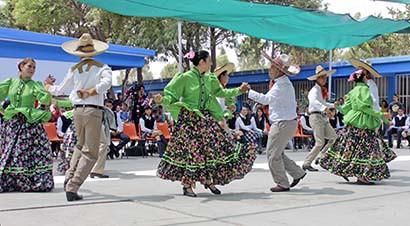 Durante la ceremonia de graduación se presentaron diversas estampas tradicionales ■ foto: La Jornada Zacatecas