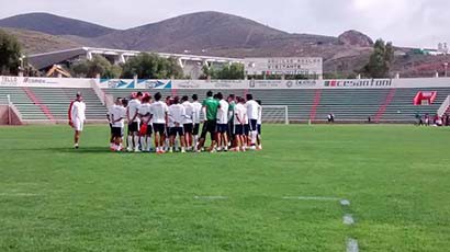 Aspectos del primer entrenamiento de la escuadra profesional en el Estadio Francisco Villa ■ foto: La Jornada Zacatecas
