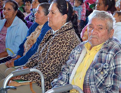 Los beneficiarios del 65 y más reciben mil 160 pesos ■ Foto: La Jornada Zacatecas