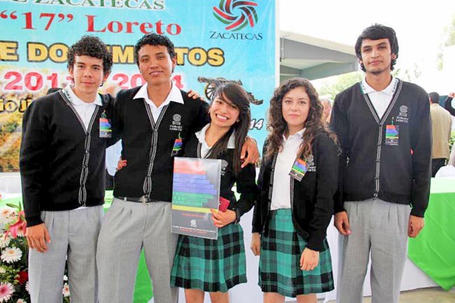 En la imagen, algunos de los jóvenes egresados de la 22 generación del Cobaez, plantel Loreto ■ foto: La Jornada Zacatecas