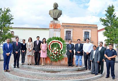 La síndica y regidores del municipio guadalupense, en el acto cívico conmemorativo ■ foto: La Jornada Zacatecas