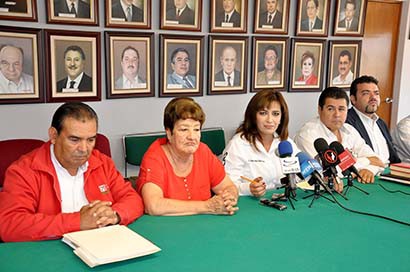 Laura Herrera Márquez, secretaria general del tricolor, en uso de la voz, en conferencia de prensa ofrecida este lunes ■ FOTO: LA JORNADA ZACATECAS