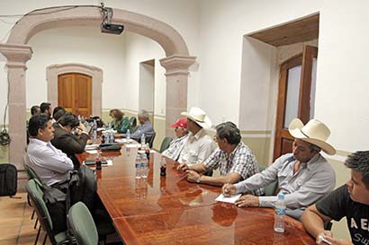 Los ejidatarios, previo al encuentro con Francisco Escobedo ■ FOTO: ERNESTO MORENO