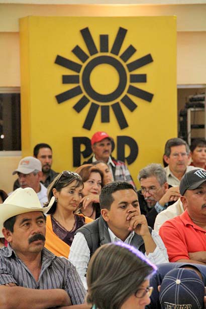 El legislador Juan Carlos Regis señaló que el líder estatal del Sol Azteca no cuenta con el apoyo de la militancia. En la gráfica, reunión de miembros del instituto político ■ FOTO: LA JORNADA ZACATECAS