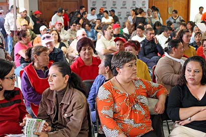 Por espacio de más de 2 horas empleados de la presidencia municipal de la capital esperaron a que se les aclarara su situación salarial ■ FOTO: RAFAEL DE SANTIAGO