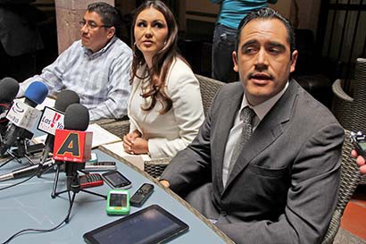 Saúl Monreal (MC), Geovanna Bañuelos (PT) y Gerardo Espinoza (PRD), en conferencia de prensa ■ FOTO: ANDRÉS SÁNCHEZ