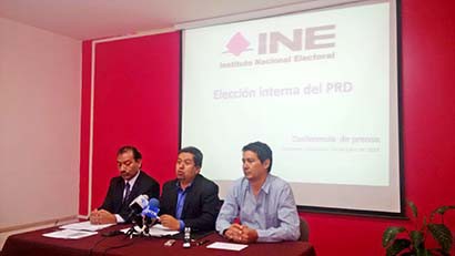 Juan Carlos Merlín Muñoz (al centro), vocal secretario de la junta distrital del INE, en conferencia de prensa ■ FOTO: ALMA TAPIA