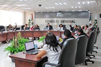 Aspectos de la sesión ordinaria del Consejo General ■ FOTO: LA JORNADA ZACATECAS