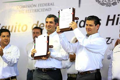 El director de la paraestatal, Enrique Ochoa Reza y el gobernador Miguel Alonso ■ FOTO: LA JORNADA ZACATECAS