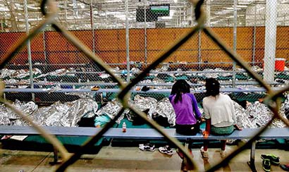 Recientemente hay indignación internacional por las condiciones de hacinamiento de menores indocumentados en centros de detención en EU ■ foto: LA JORNADA ZACATECAS