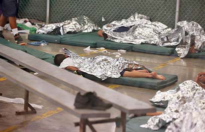 Autoridades norteamericanas tienen la obligación de entrevistar a los niños y determinar si su retorno es seguro, pero no lo hacen. En la imagen, centro de detención de menores migrantes en EU ■ FOTO: LA JORNADA ZACATECAS