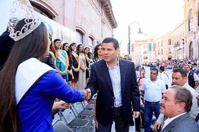 El mandatario saludó a las 32 embajadoras de la belleza ■ foto: La Jornada Zacatecas