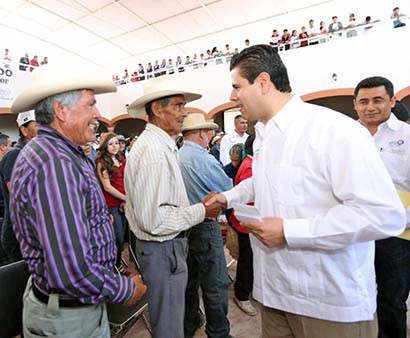 El gobernador Miguel Alonso en compañía de agricultores ■ foto: LA JORNADA ZACATECAS
