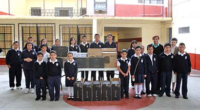 En total, se hizo entrega de 24 computadoras. En la imagen, alumnos y personal docente del Colegio Concepción ■ foto: LA JORNADA ZACATECAS