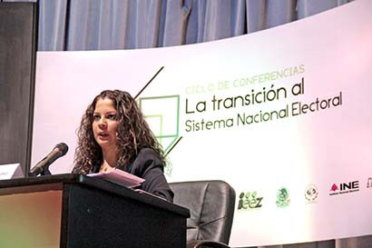 Selene Márquez Hernández, directora de resoluciones y normatividad de la Unidad Técnica de Fiscalización de los Recursos de los Partidos Políticos del INE ■ FOTO: ERNESTO MORENO