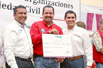 El alcalde Carlos Peña y el delegado de Sedesol, Luis Rincón, presidieron el acto ■ FOTO: LA JORNADA ZACATECAS