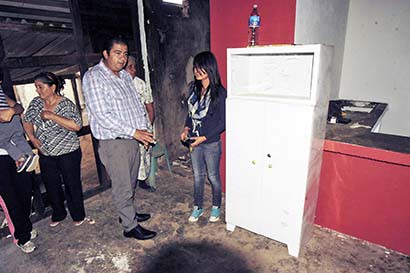 Roberto Luévano Ruiz, alcalde de Guadalupe, en la visita que realizó a la comunidad de Zóquite, lugar de la tragedia ■ FOTOS: LA JORNADA ZACATECAS