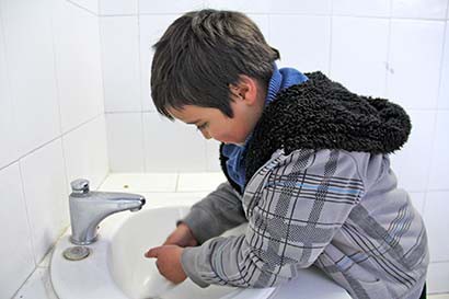 Utilizar agua y jabón para lavarse las manos disminuye 70% la posibilidad de desarrollar patologías gastrointestinales, indican ■ foto: LA JORNADA ZACATECAS