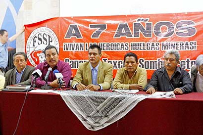 Dirigentes del sindicato minero, junto al diputado José Luis Figueroa, ofrecieron conferencia de prensa ■ foto: ernesto moreno