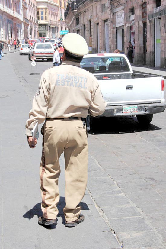 A partir del 5 de septiembre entrará en vigor el nuevo reglamento de tránsito. La pena para las personas que manejen su vehículo y hablen por celular al mismo tiempo será de mil 200 pesos, señalan autoridades ■ foto: La Jornada Zacatecas