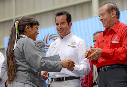 El alcalde y Pedro de León, coordinador de delegaciones de Sedesol, presidieron el evento ■ FOTO: LA JORNADA ZACATECAS