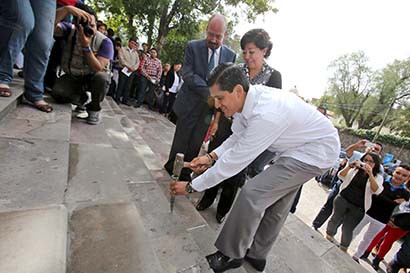 El alcalde capitalino, Carlos Peña, dio inicio a los trabajos de regeneración de la fachada de la Normal Manuel Ávila Camacho ■ foto: LA JORNADA ZACATECAS