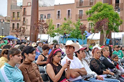 Buscan una mejor organización del evento y que se convierta en una tradición en la entidad. En la imagen, aspecto de la asistencia en la Plaza Bicentenario ■ foto: La Jornada Zacatecas