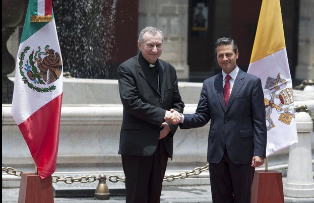 El presidente Enrique Peña Nieto y el secretario de Estado del Vaticano, Pietro Parolin, en Palacio Nacional. Foto Cristina Rodríguez