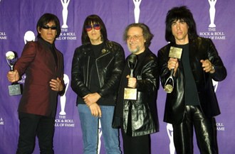 Dee Dee Ramone, Johnny Ramone, Tommy Ramone y Marky Ramone, durante la 17 Ceremonia de Inducción Anual al Salón de la Fama del Rock & Roll, en NY. Imagen del 18 de marzo de 2002. Foto Xinhua