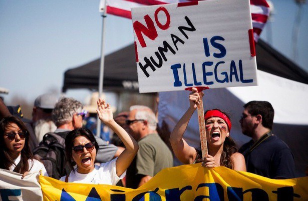 Activistas en favor de los inmigrantes se manifiestan en la estación de la patrulla fronteriza en Murieta, California el pasado viernes. Foto: Reuters