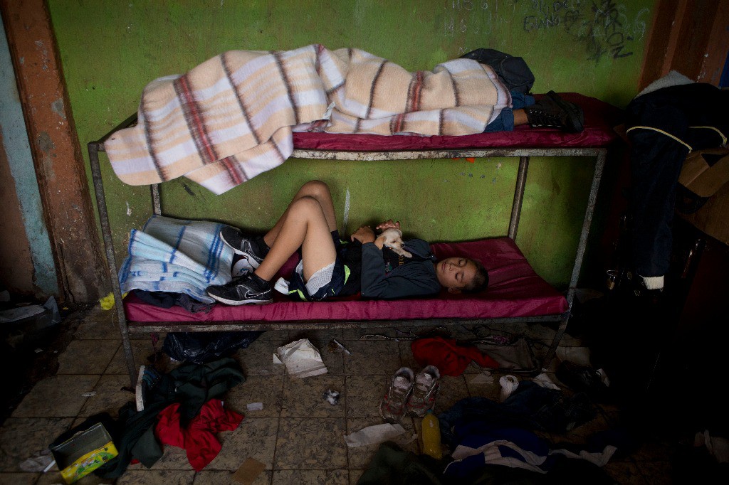 Mientras las autoridades encuentran un lugar para transferir a los menores, algunos de ellos permanecen en el inmueble del albergue La Gran Familia, en Zamora, Michoacán. Foto Ap