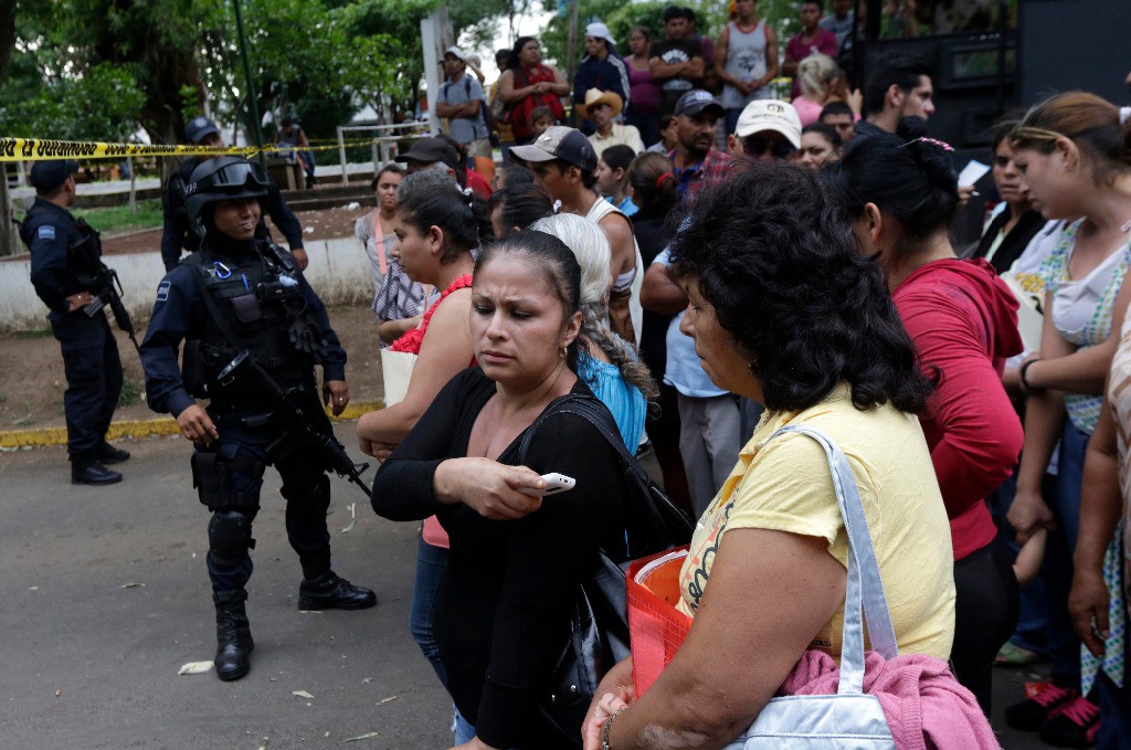 Familiares y amigos de los niños rescatados en la casa hogar La Gran Familia esperan noticias de los menores y poder reunirse con ellos. Foto Ap