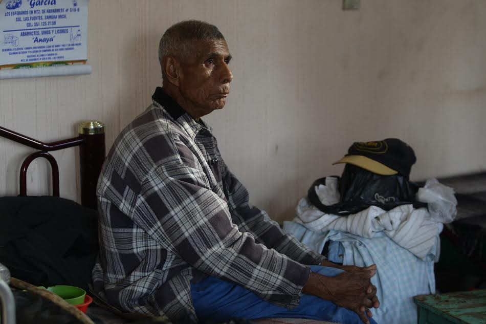 Nueve ancianos habitan en otro albergue cuya dueña es Rosa Verduzco conocida como 'Mamá Rosa'. Los habitantes del inmueble no pagan renta y algunos se dedican a vender dulces. Foto: La Jornada