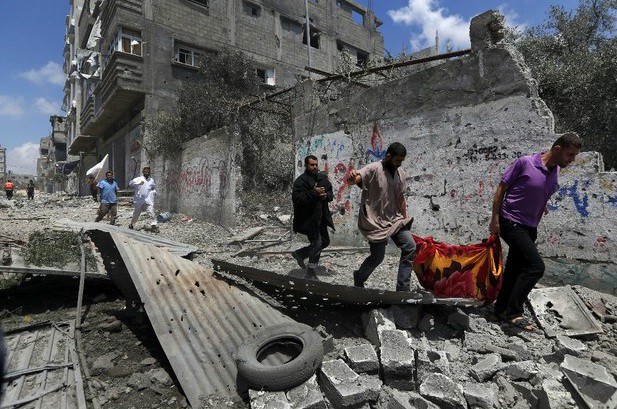 Decenas de personas murieron en Shijaiyah y se creía que muchos más cuerpos están enterrados bajo los escombros de casas y edificios, dijeron funcionarios de salud. Foto Ap