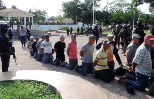 Autodefensas detenidos junto con José Manuel Mireles, un día después de ocupar el poblado michoacano de La Mira. Foto Agencia Esquema