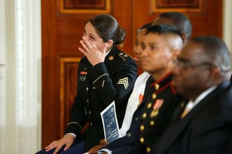 La sargento Stephanie Vanausdall seca las lágrimas que se le salieron durante la ceremonia en que recibió la ciudadanía estadunidense y que fue encabezada por el presidente Barack Obama. Foto Ap