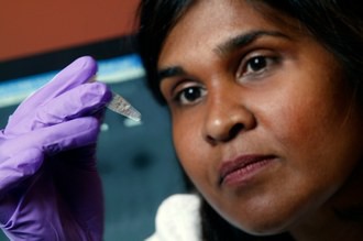 La doctora Deborah Persaud, experta en VIH pediátrico sostiene una prueba de ensayo. Foto: AP