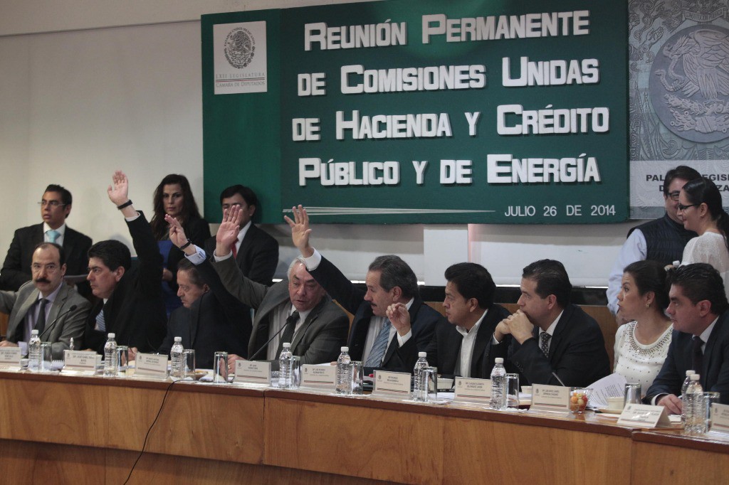 Diputados integrantes de las comisiones Unidas de Energía y de Hacienda y Crédito Público votan contra una propuesta de receso. Foto: La Jornada
