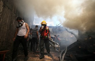 Un edificio incendiado tras un bombardeo en Gaza, este miércoles. Foto Xinhua