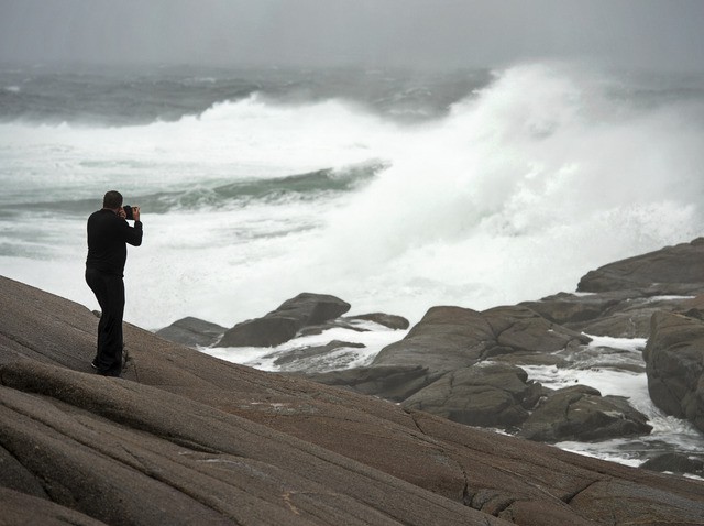 El fotógrafo Gary Brinton retrata los efectos de la tormenta tropical Arthur sobre las olas en la ensenada de Peggy, Nueva Escocia. Residentes del lugar se quedaron sin energía eléctrica debido a las lluvias torrenciales y vientos fuertes. Foto Ap