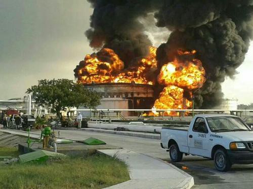 Madero, Tamps, 23 de julio de 2014. Un incendio en la refinería Francisco I. Madero, del tanque 510 de almacenamiento de gasolina, en el patio norte del complejo ubicado en el sur de Tamaulipas, continúa a más de 10 horas de haber iniciado. Foto: La Jornada