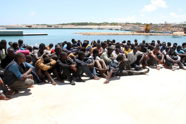 Inmigrantes rescatados en las costas cercanas a Malta permanecen en Libia. Foto Xinhua