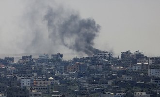 Tanques y aviones de guerra israelíes bombardearon la franja de Gaza, este jueves. Foto Ap