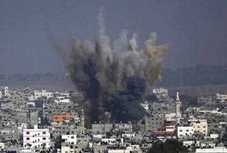 Prosiguen los bombardeos israelíes en Gaza, este martes. Foto Ap